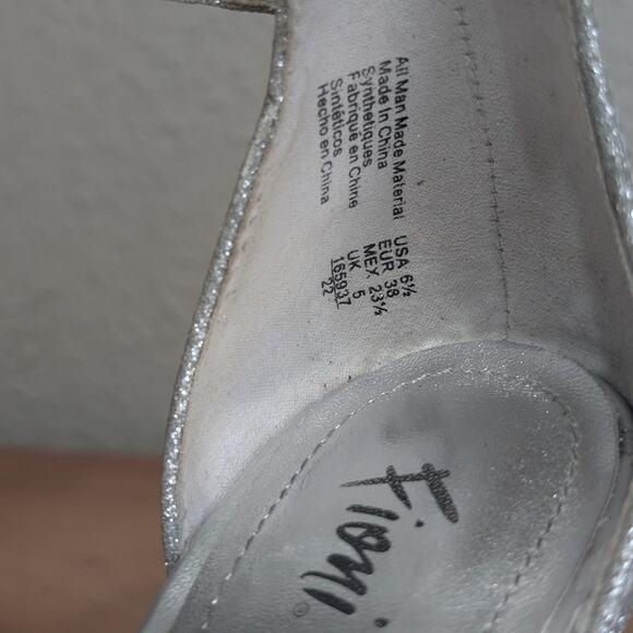 Fioni Women's Shimmering  Silver Ankle Strap Heels-Size 6.5M - Picture 3 of 5